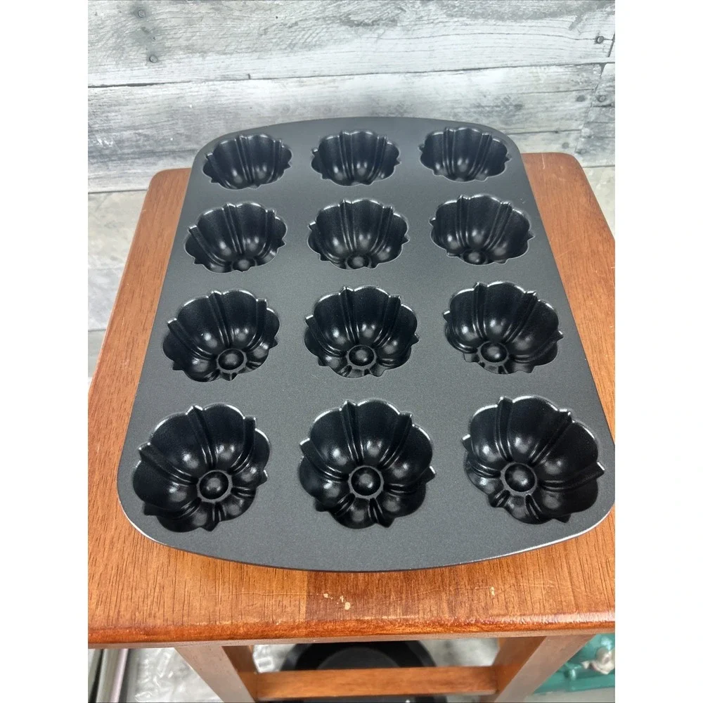 Nordic Ware 12 Mini Bundt Cupcake Cakelet Pan Fluted Non Stick Cast Aluminum